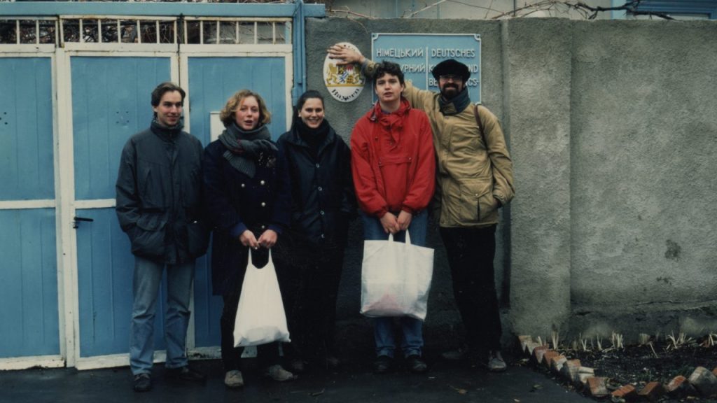 Fünf junge Leute 1994 vor dem Bayerischen Haus Odessa